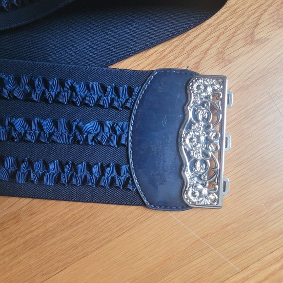 Navy Elastic Ruffle Belt with Interlocking Silver Clasp Buckle - Picture 4 of 5